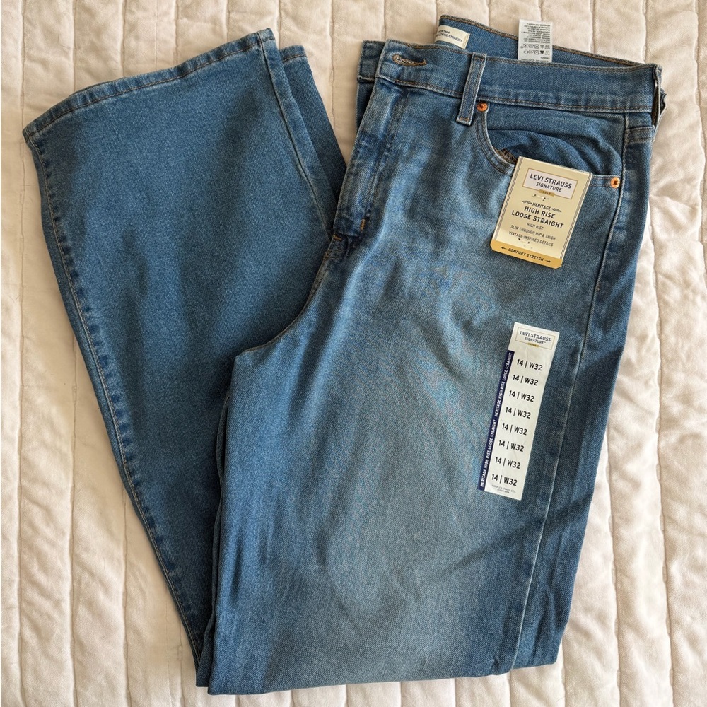 Women’s Levi's Straight Jeans in Medium Blue Denim NWT